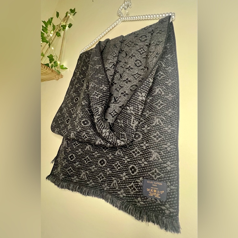 Louis Vuitton Black and Gray Monogram Scarf
